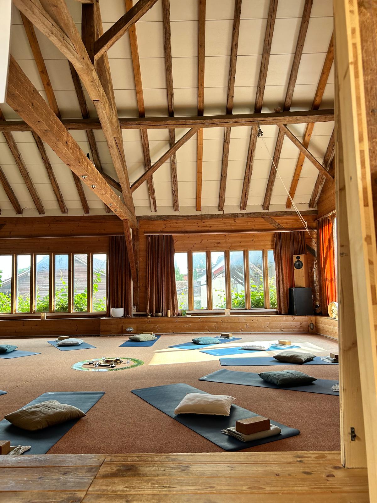 Salle de pratique de yoga retraites yoga, maison d'hôtes, table d'hôtes, résidence, événements, séjour, vacances, location, salle de pratique de yoga, retraite de yoga, tapis de yoga